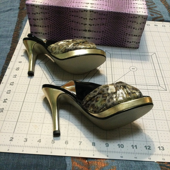 Women's Oxi by Falc Heels Size 6.5W Black and Gold - Picture 4 of 7